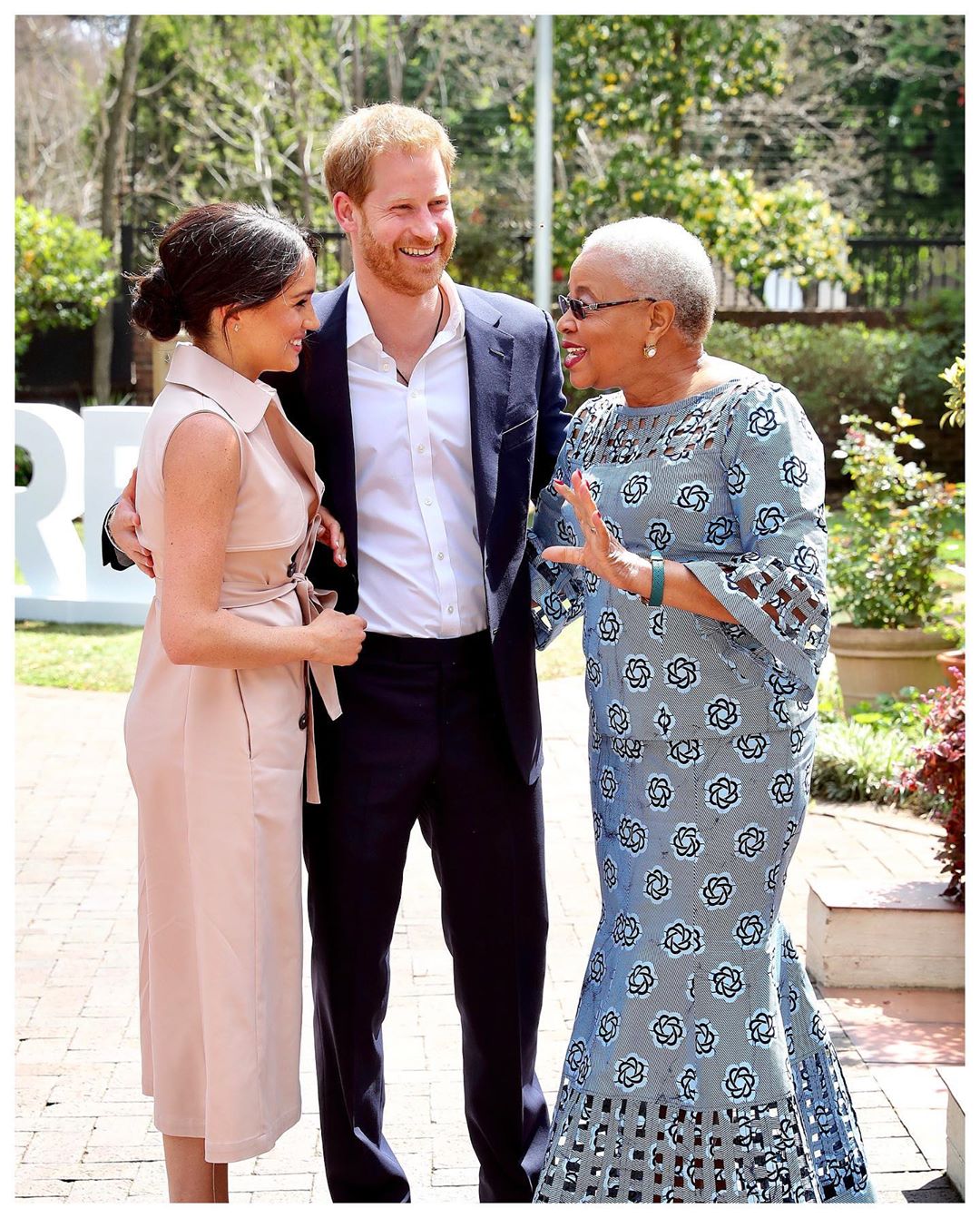 Королева красных дорожек: Меган Маркл ослепила ярким образом на светском мероприятии в Лондоне