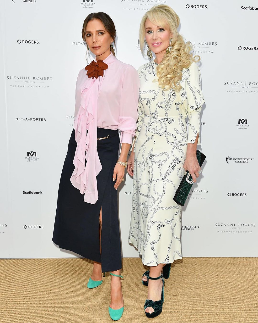 Нежная блуза и яркие туфли: Виктория Бекхэм учит сочетать вещи контрастных оттенков