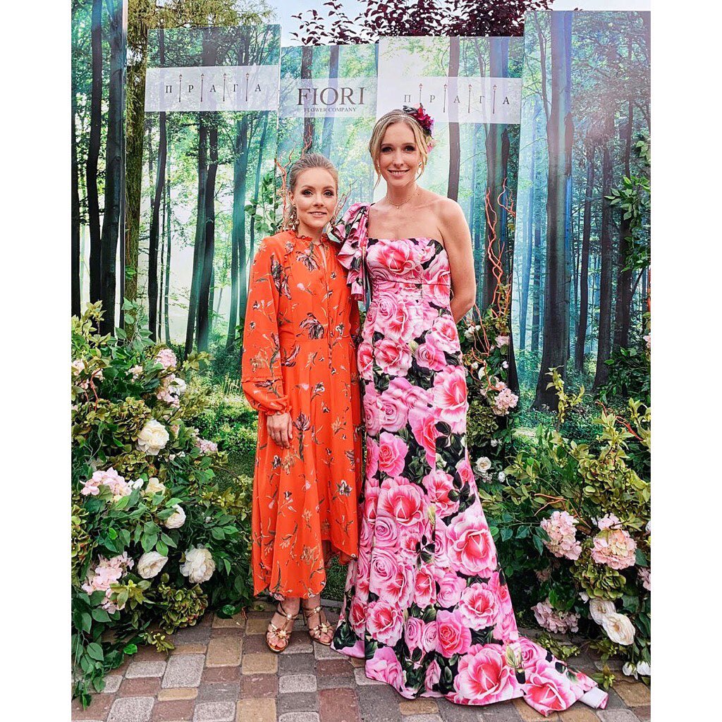 Розовая леди: Катя Осадчая восхитила стройностью в вечернем цветастом платье