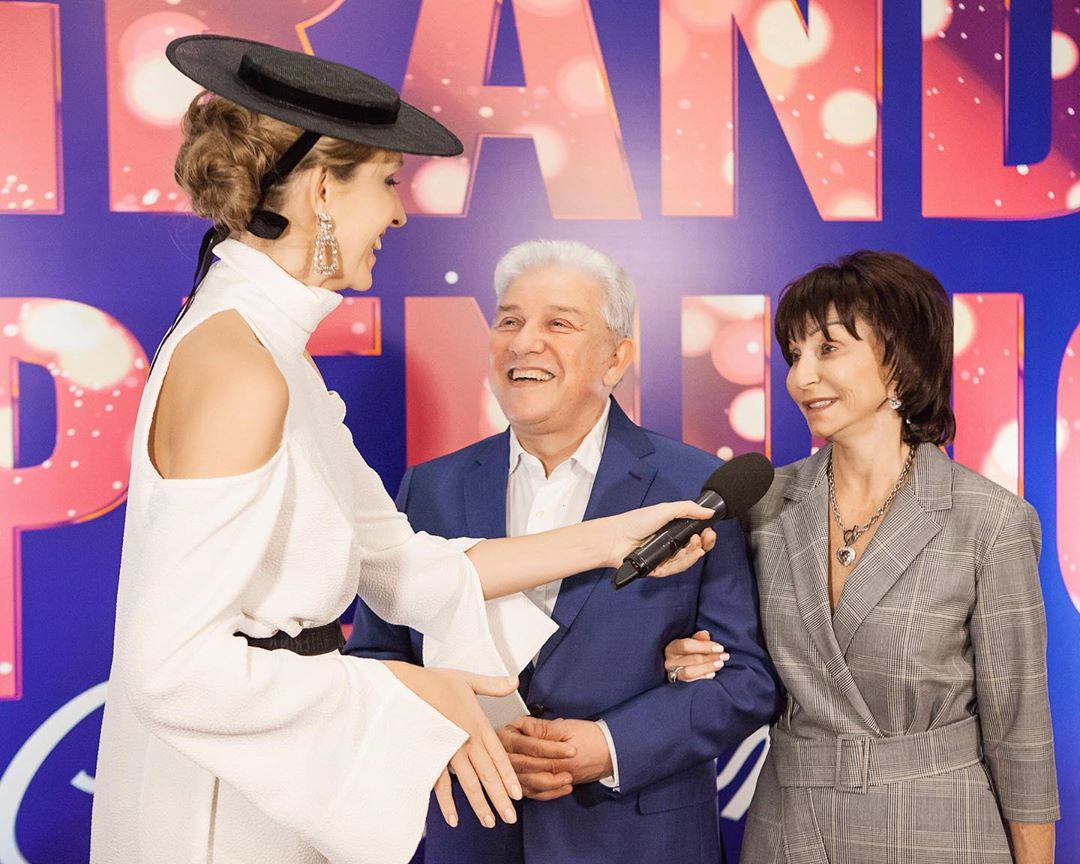 Стильна наречена: Катя Осадча блиснула стрункою фігурою в білосніжній сукні