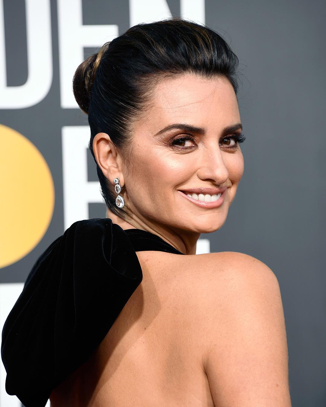 Дика пантера: Пенелопа Крус прогулялася по джунглях у вечірній сукні