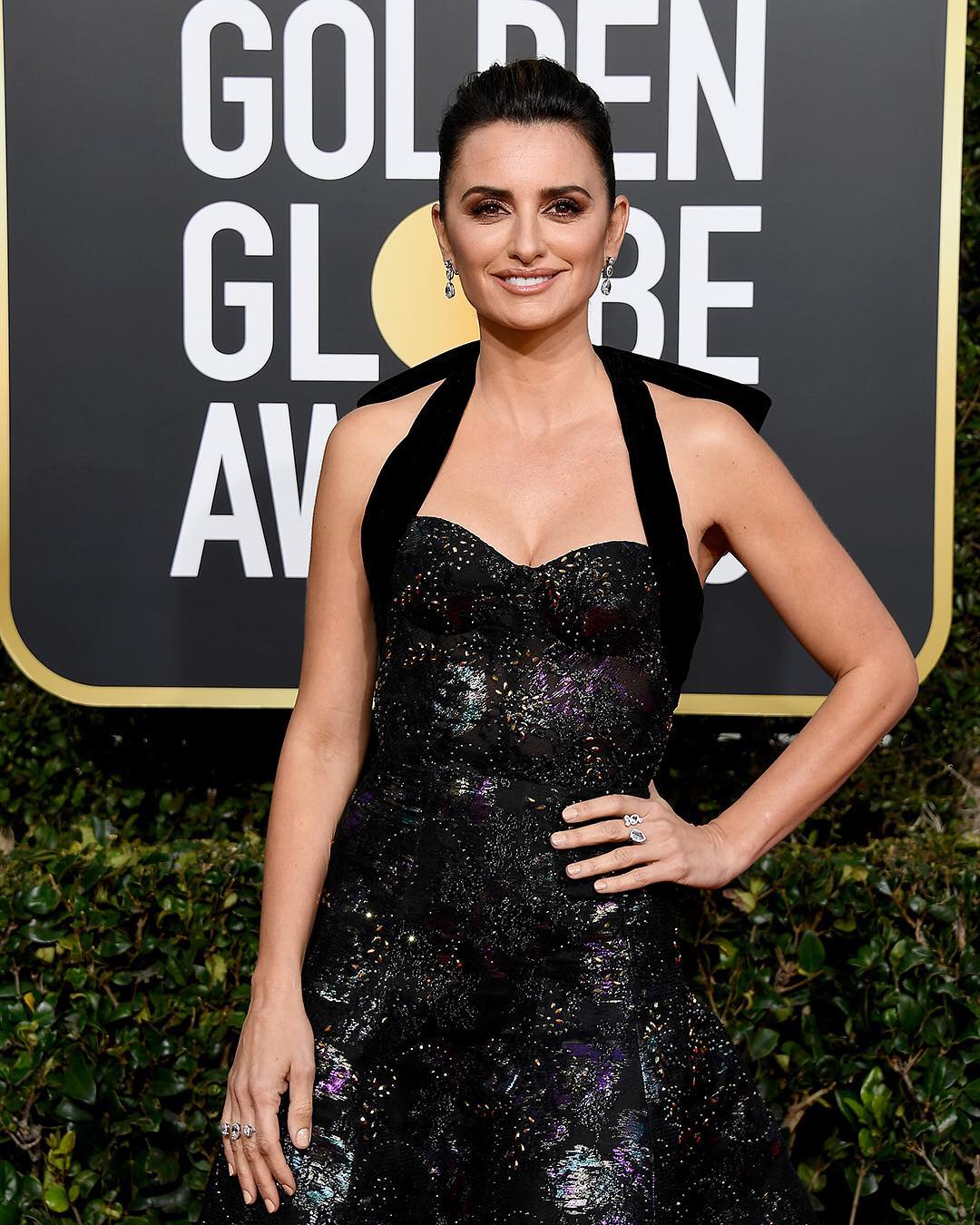 Дика пантера: Пенелопа Крус прогулялася по джунглях у вечірній сукні