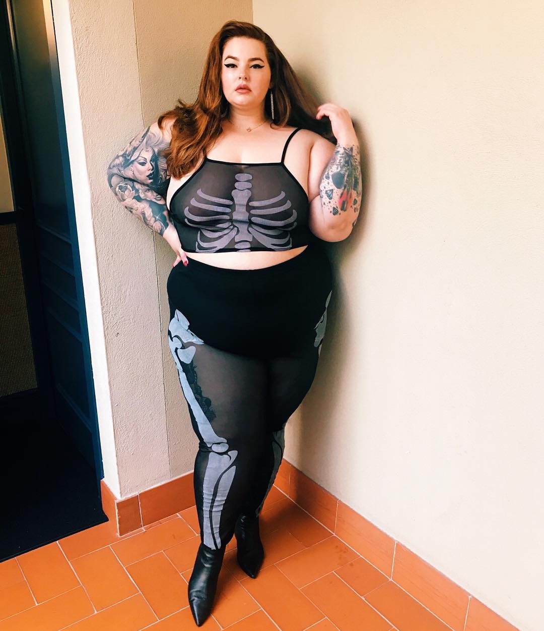 Пышнотелая модель поразила прозрачным костюмом на Хэллоуин