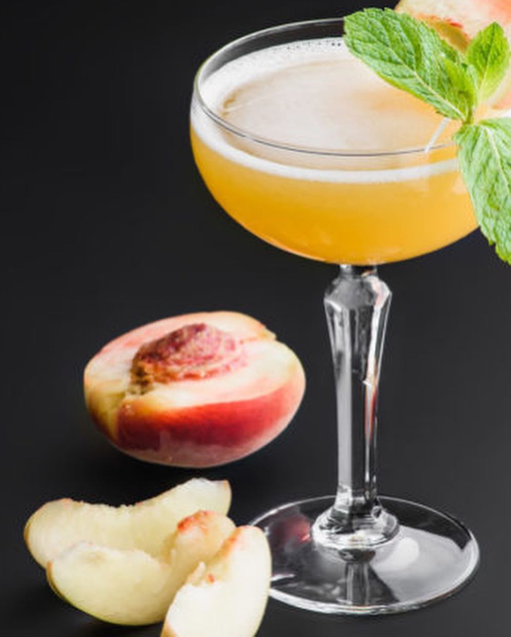 Ідеальний аперитив: три рецепти коктейлів на основі шампанського