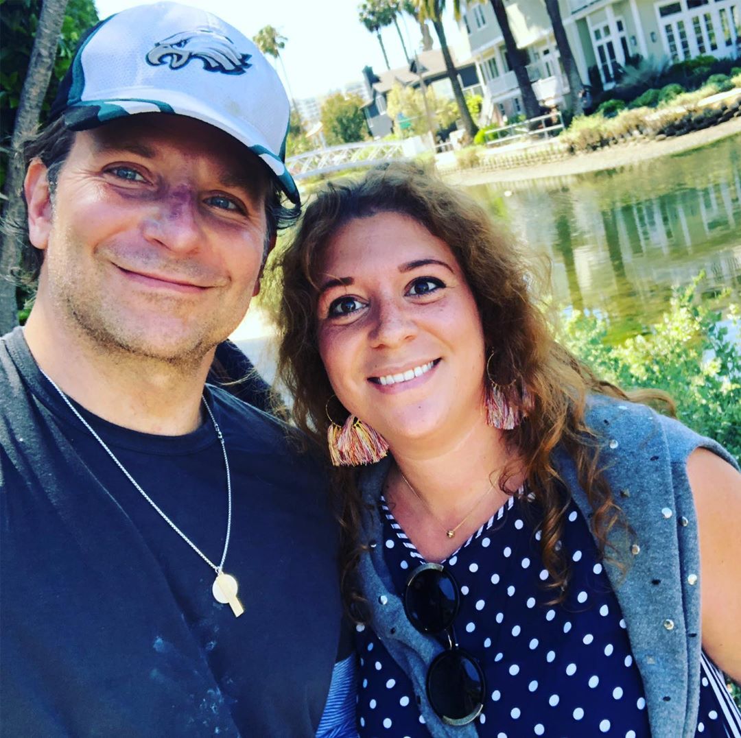 Женщина-загадка: Ирина Шейк заинтриговала поклонников стильным образом без макияжа