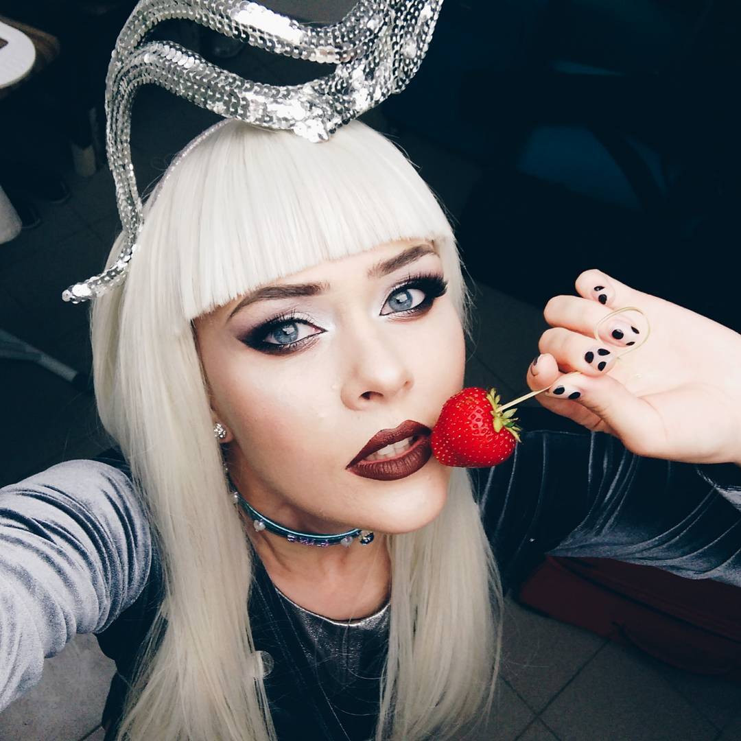 "Я ненасытная, хочу большего": яркие образы неповторимой именинницы Юлии Саниной