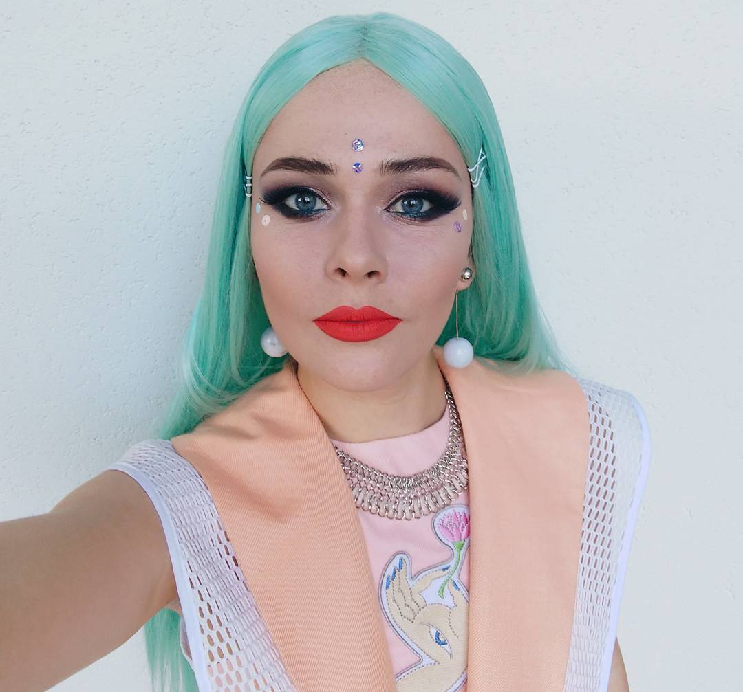 "Я ненасытная, хочу большего": яркие образы неповторимой именинницы Юлии Саниной