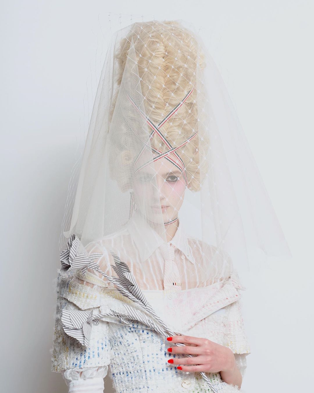 Розсипи золота, елементи пірсингу і накладні вилиці: найбільш незвичайні мейк-ап тренди Тижня моди в Парижі