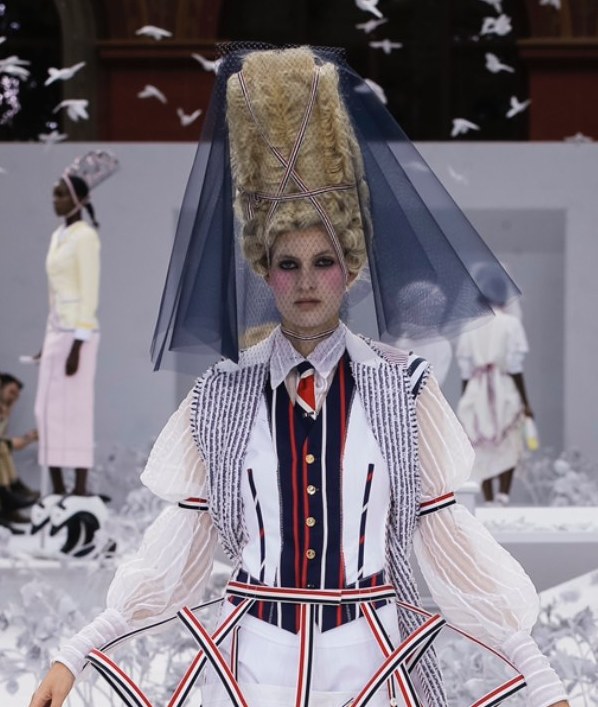 Розсипи золота, елементи пірсингу і накладні вилиці: найбільш незвичайні мейк-ап тренди Тижня моди в Парижі