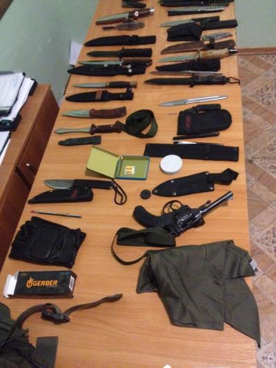 На границе с Молдовой задержали украинца с 27 ножами и пистолетом