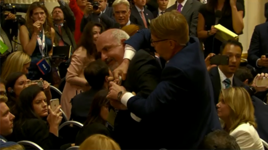 На пресс-конференции Трампа и Путина произошла потасовка с участием журналиста