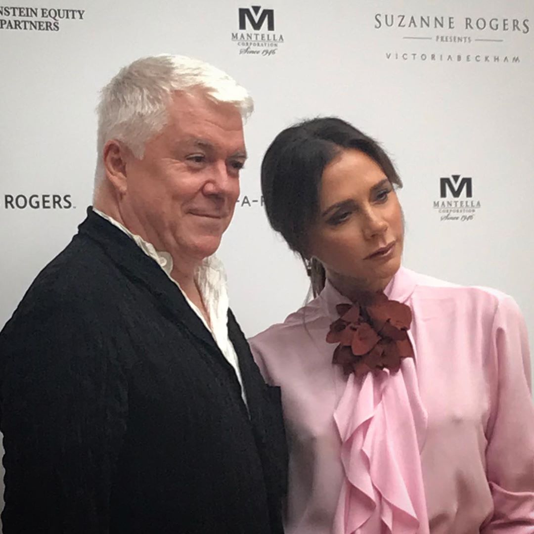 Нежная блуза и яркие туфли: Виктория Бекхэм учит сочетать вещи контрастных оттенков