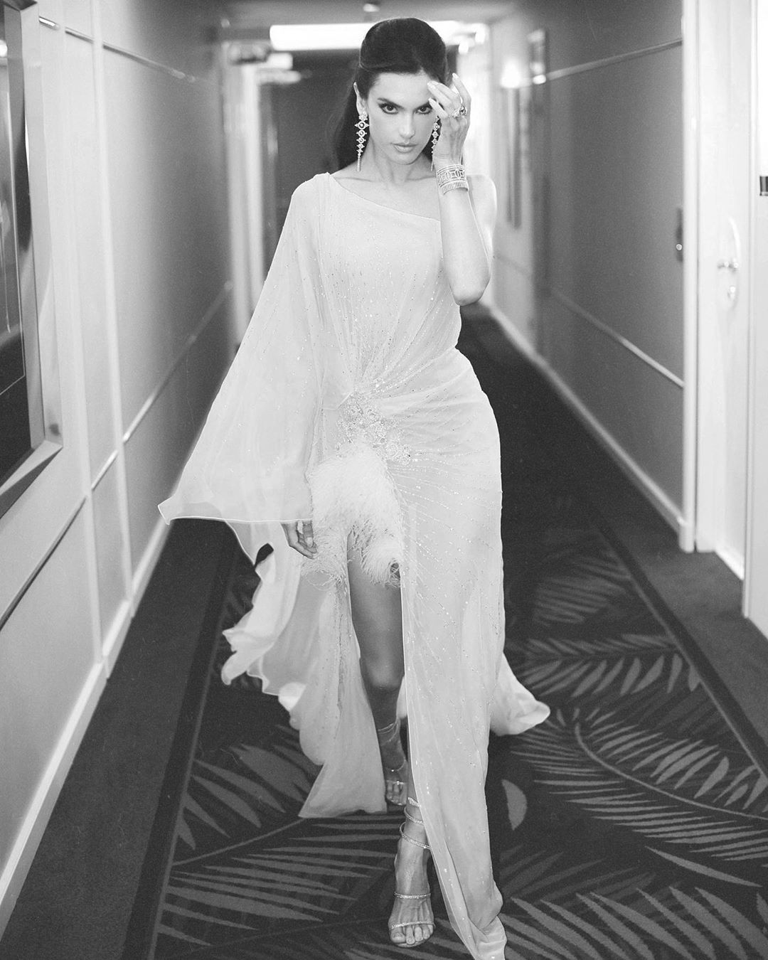 Фатальна красуня: Алессандра Амбросіо захопила стрункою фігурою в розкішній сукні