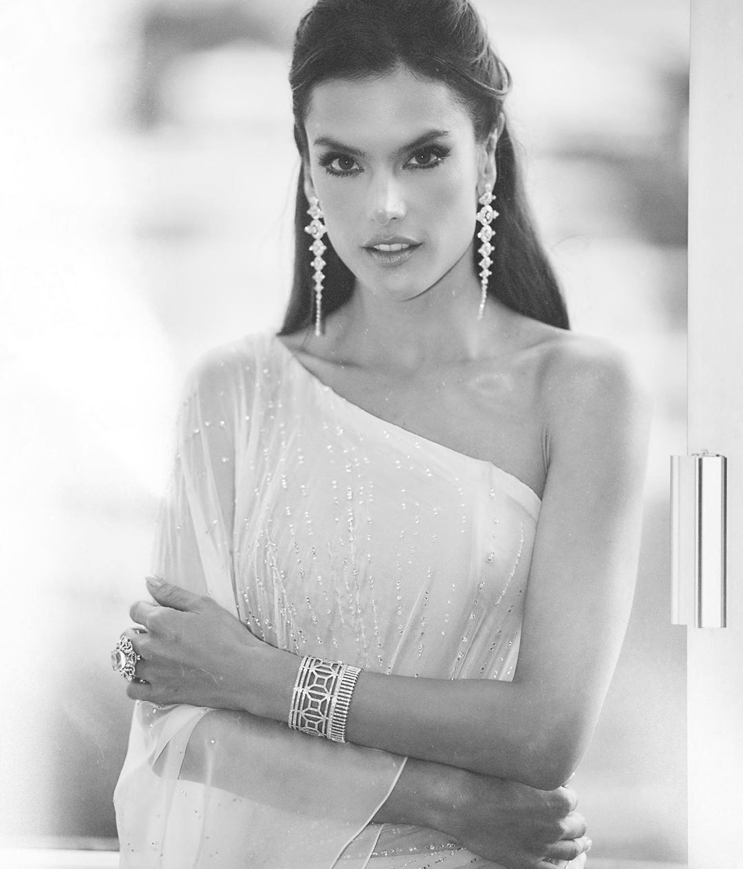 Фатальна красуня: Алессандра Амбросіо захопила стрункою фігурою в розкішній сукні