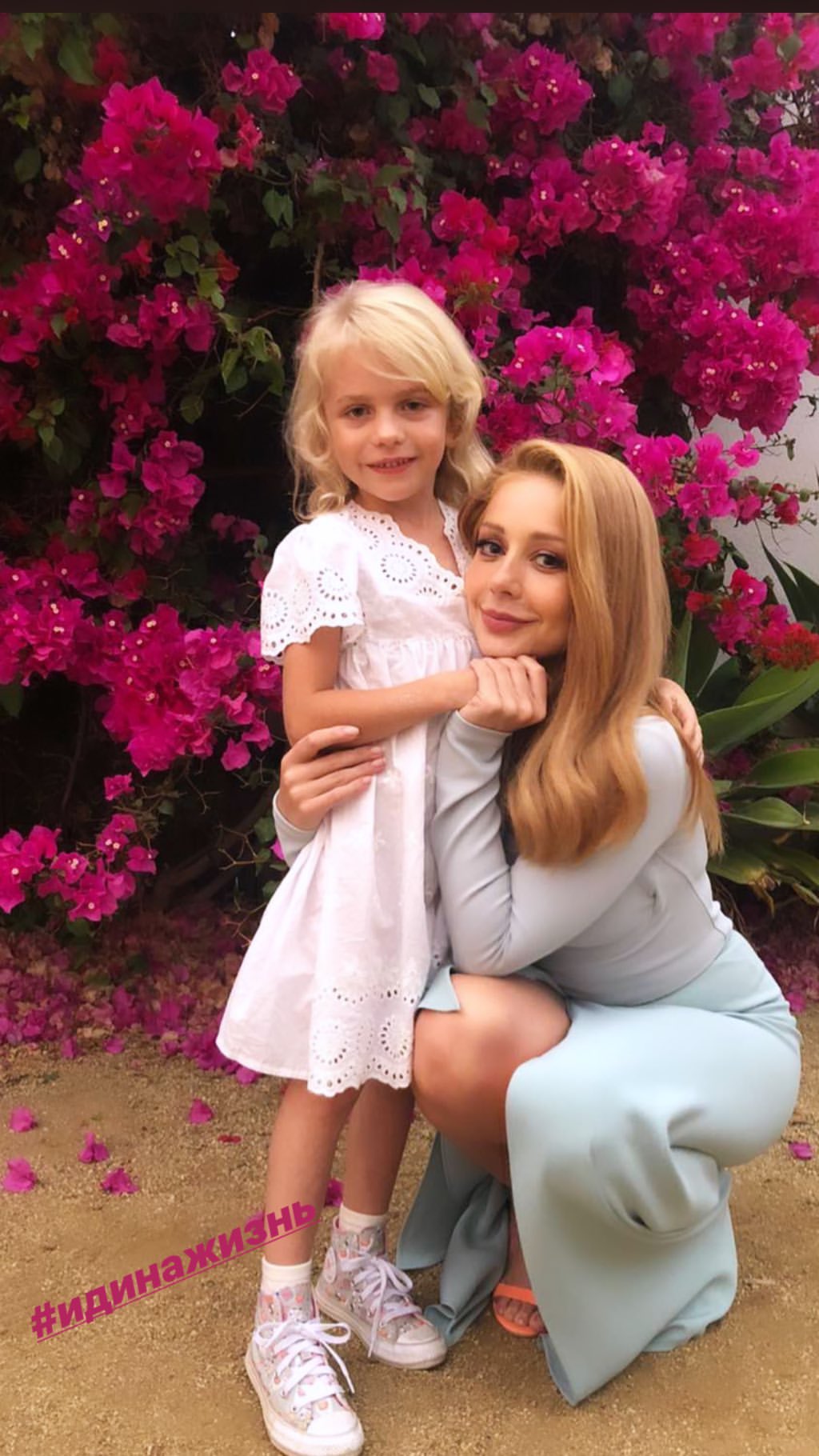 Тина Кароль соблазняет стройными ножками в наряде с экстремальным разрезом