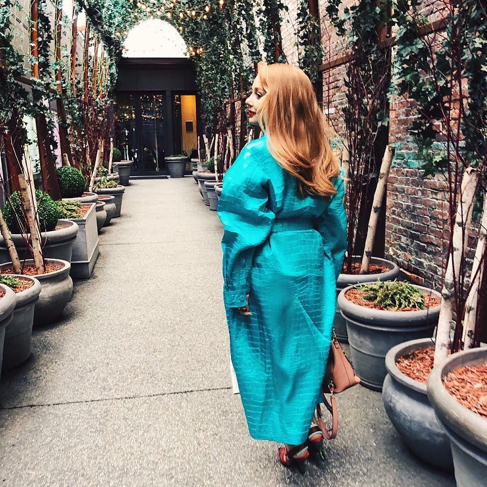 Настоящая королева: Тина Кароль ошеломила стильным образом в ярком наряде