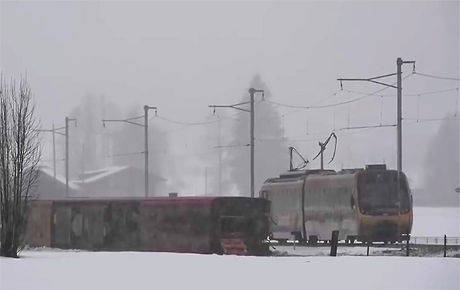 Ураган "Элеонор" сорвал пассажирский поезд с рельсов в Швейцарии