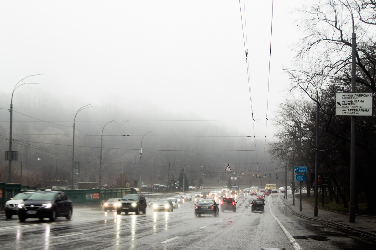 Київ оповив густий туман: оголошено жовтий рівень небезпеки (фото)