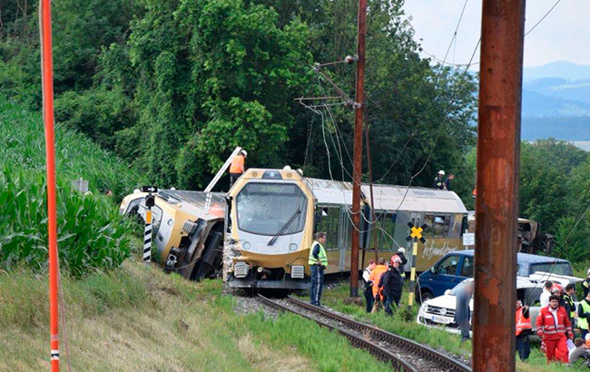 В Австрии сошел с рельсов пассажирский поезд, пострадали 30 человек