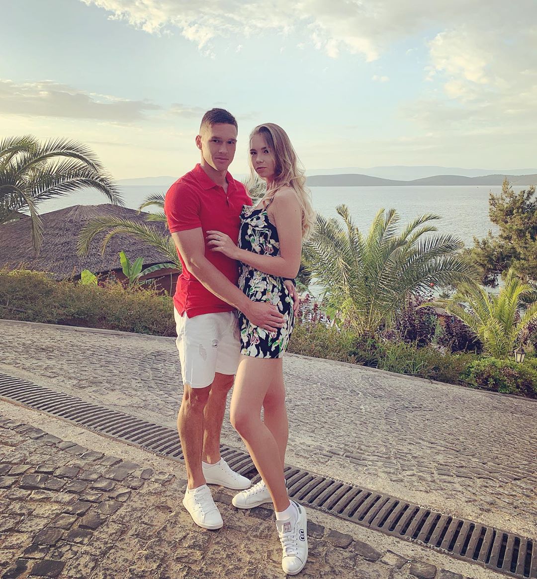 Известный украинский футболист сделал предложение своей девушке: фото избранницы