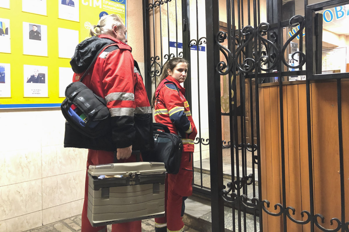 В Киеве женщина расцарапала лицо полицейскому: защищала сына