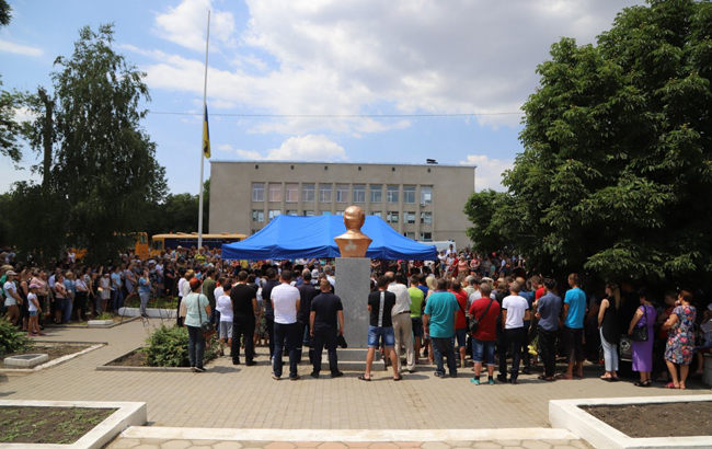 Під нелюдський крик мами: в Іванівці попрощалися з Дашею Лук'яненко (відео)