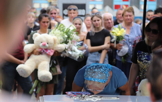 Під нелюдський крик мами: в Іванівці попрощалися з Дашею Лук'яненко (відео)