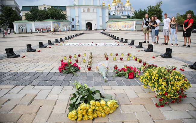 49 пар берц: в Киеве трогательно почтили память погибших в крушении Ил-76