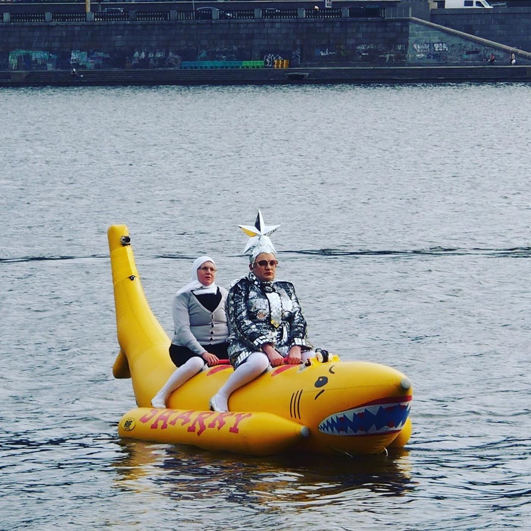 Вєрка Сердючка в білих колготках покаталася на банані (фото)