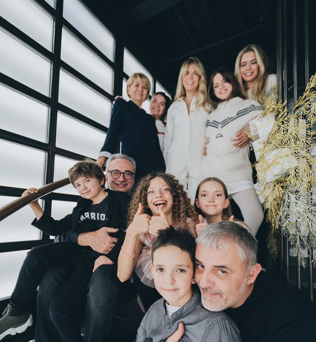 Все в сборе: Вера Брежнева поделилась редким снимком в кругу большой семьи