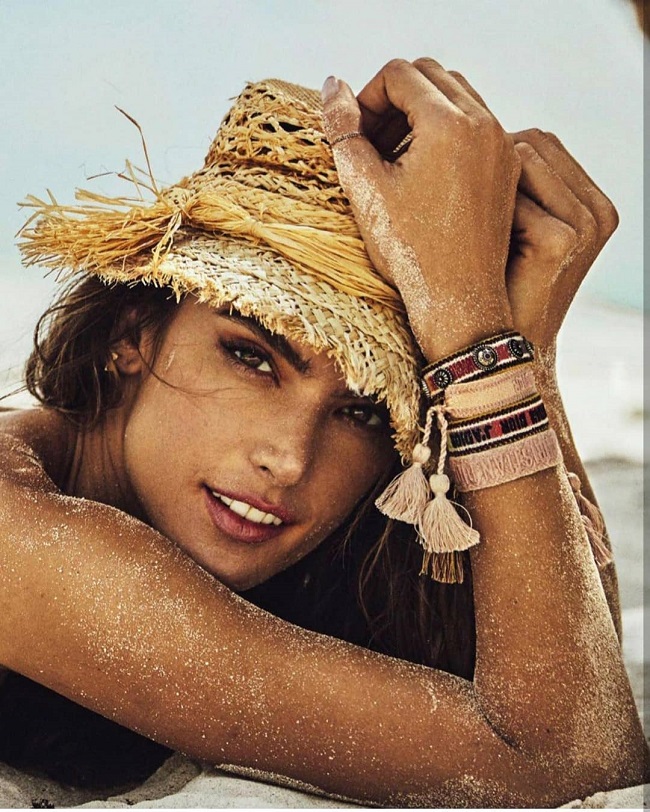 Вона досконала: Алессандра Амбросіо похвалилася розкішним тілом в жаркій зйомці для глянцю