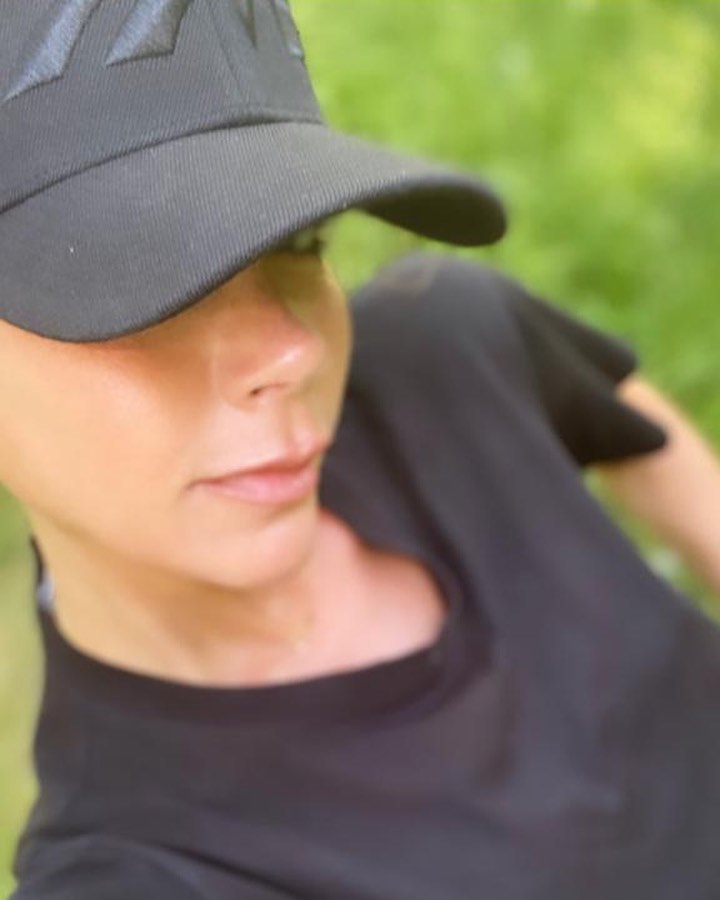 Ідеальна: Вікторія Бекхем захопила стрункою фігурою в бездоганному total white образі