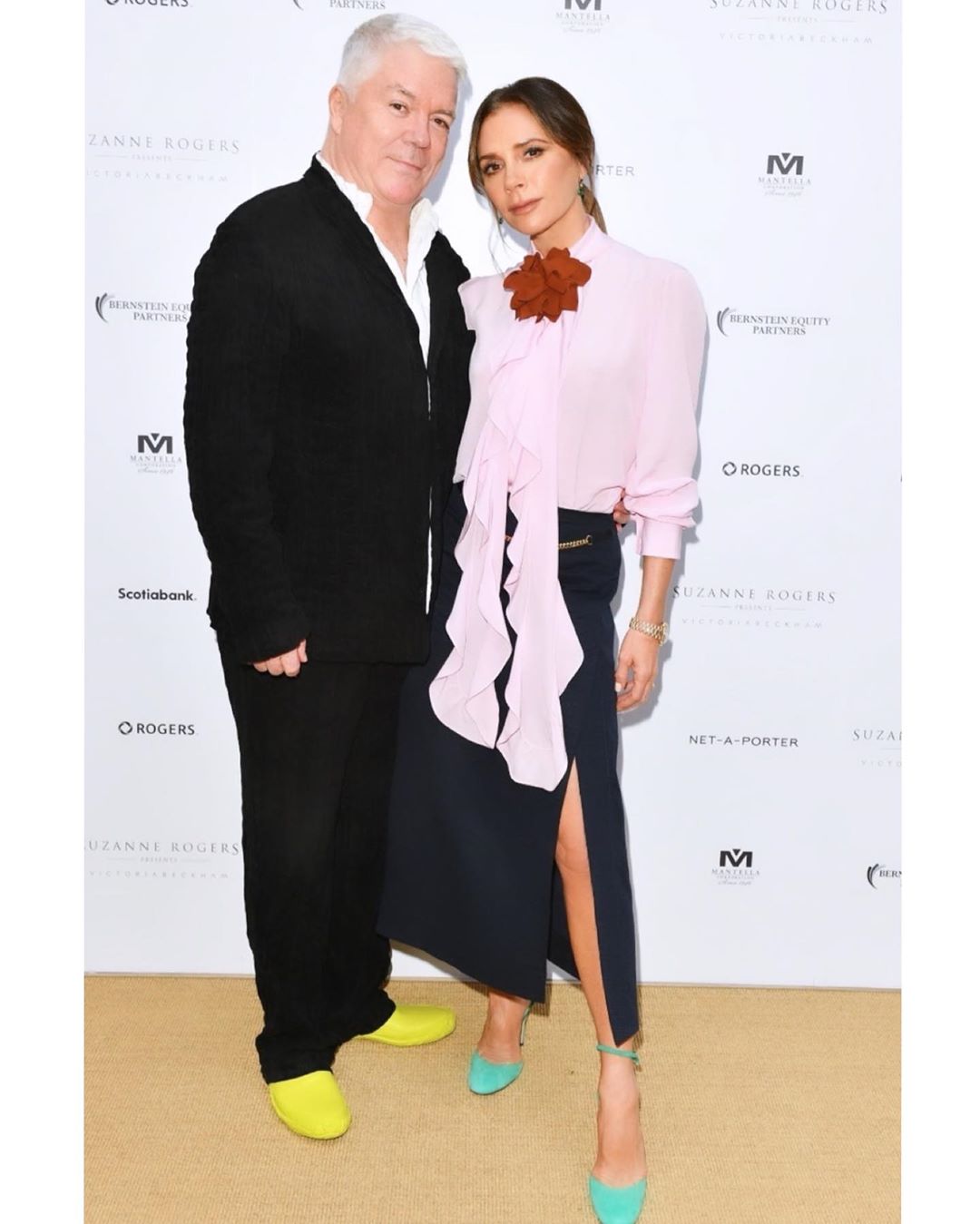 Нежная блуза и яркие туфли: Виктория Бекхэм учит сочетать вещи контрастных оттенков