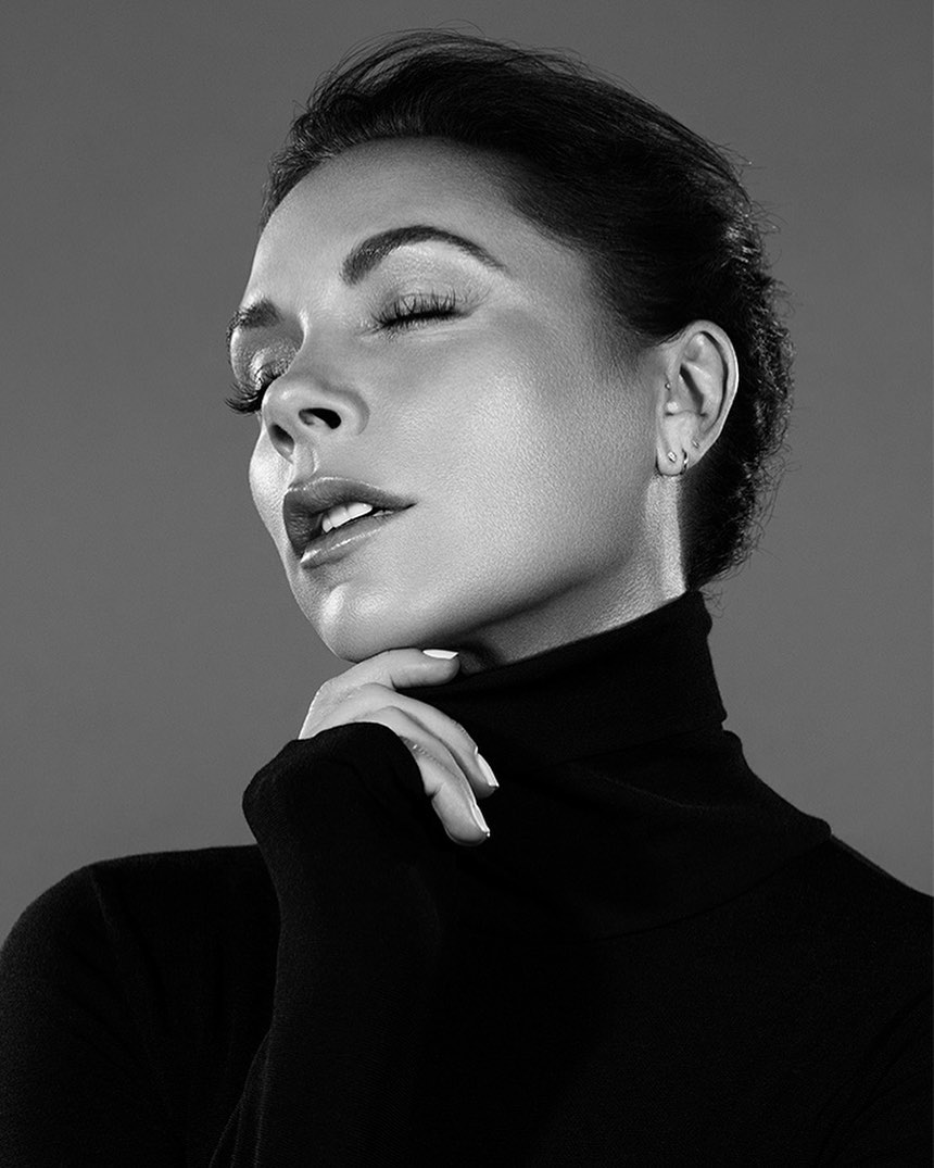 Ягодка всегда: 45-летняя Виктория Бекхэм раскрыла секрет молодости своей кожи