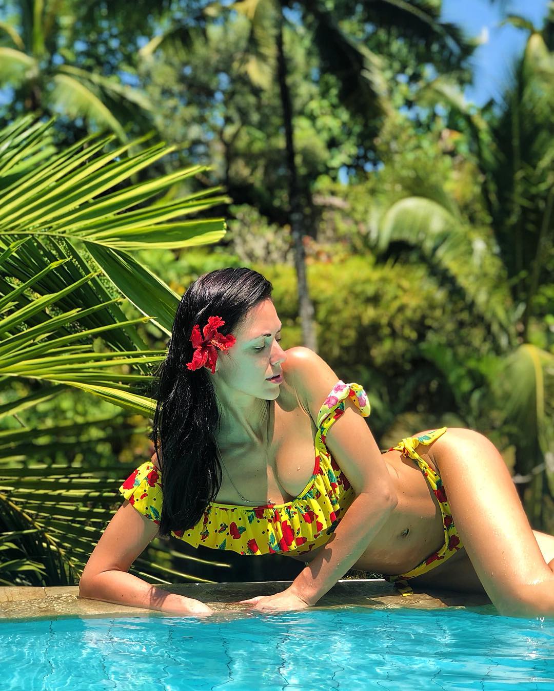 "Мотиватор 100 уровня": Вика из НеАнгелов показала комплекс упражнений для идеальной фигуры