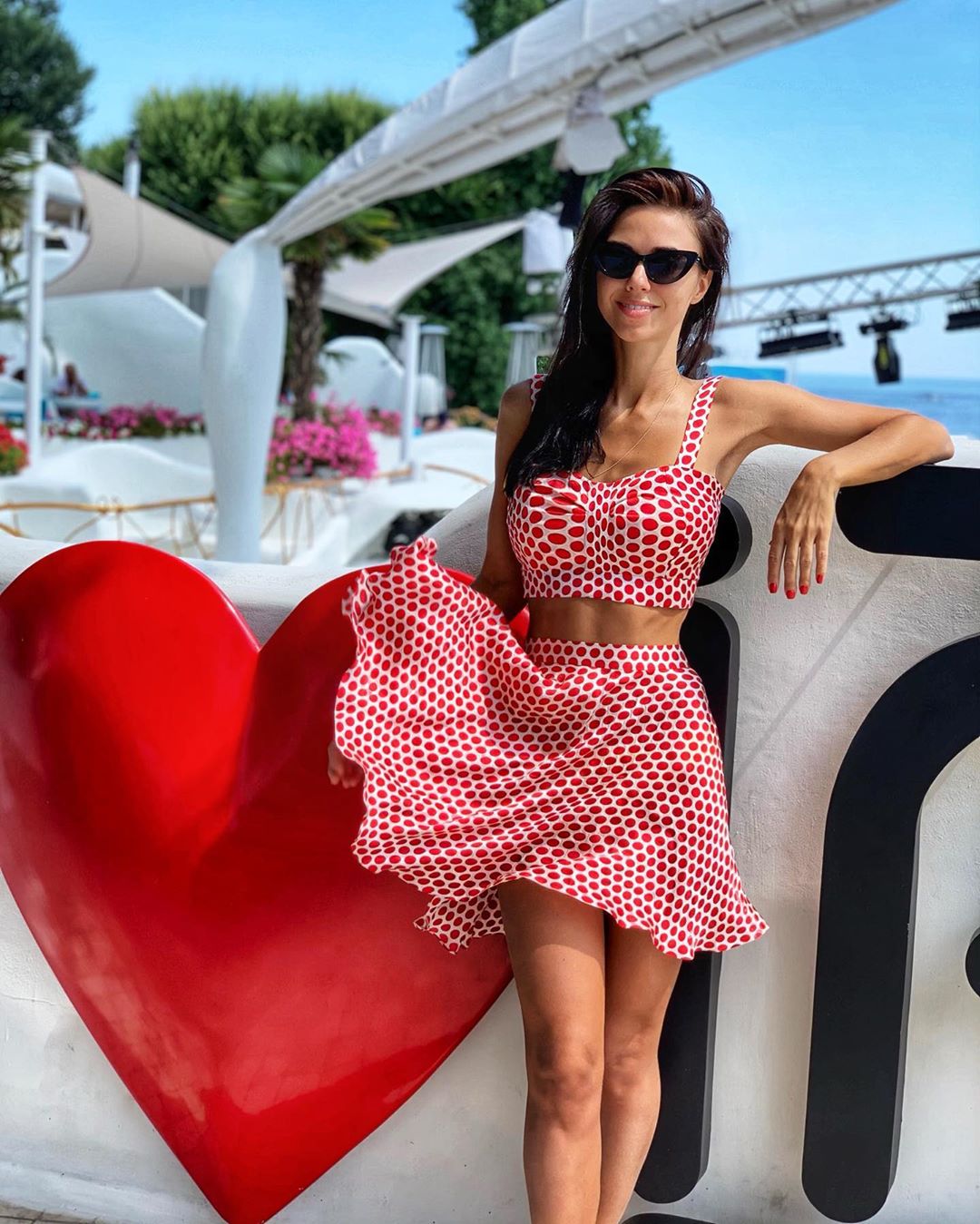 "15-летняя девчонка": Вика из НеАнгелов показывает, как носить трендовый принт polka-dot