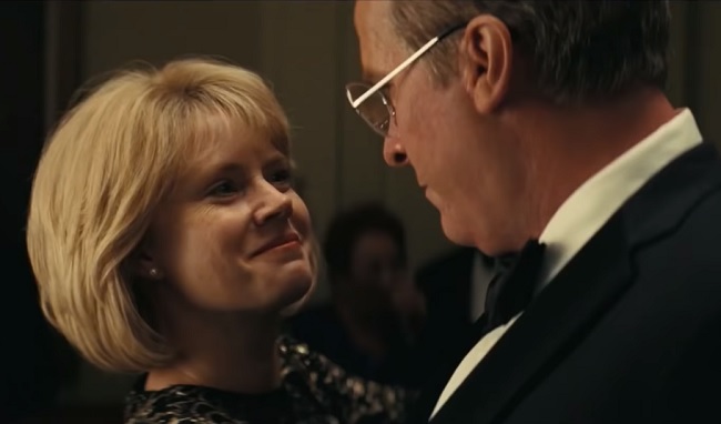 Эми Адамс и Кристиан Бэйл в фильме "Власть"