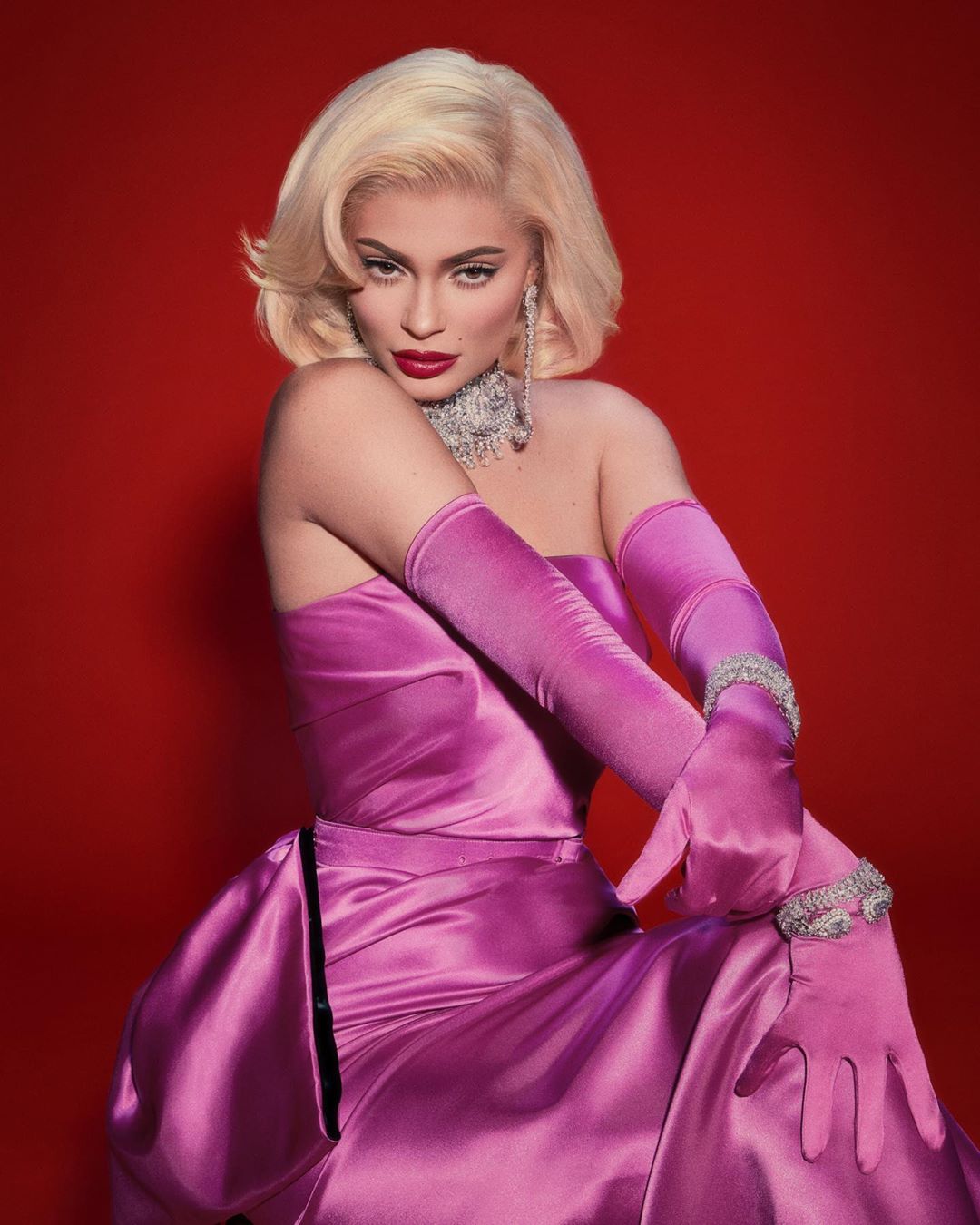 Королева гламуру: Кайлі Дженнер красується на обкладинці глянцю в образі відомої кінодіви