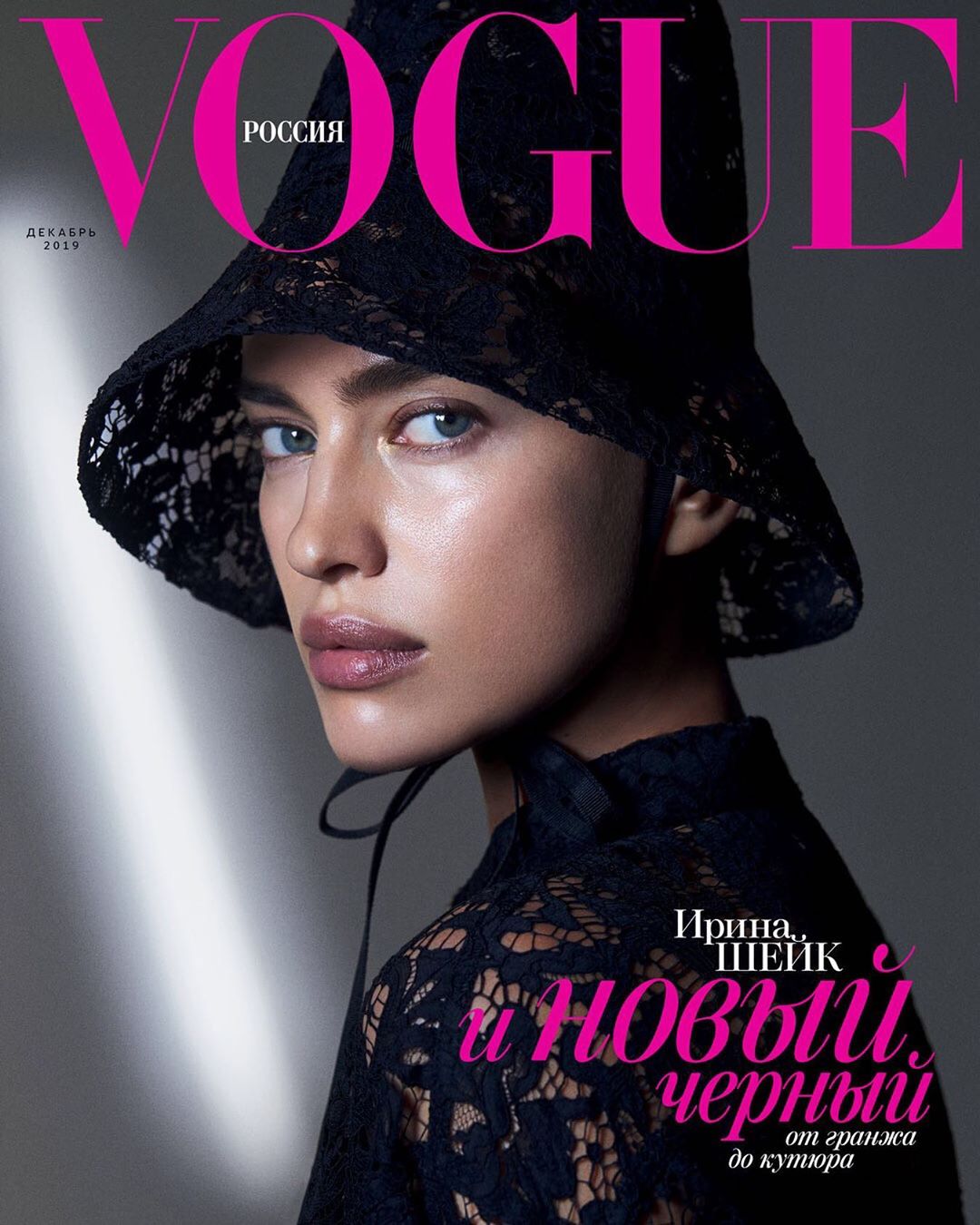 В черном кружеве и шляпке: Ирина Шейк блистает на новой обложке Vogue
