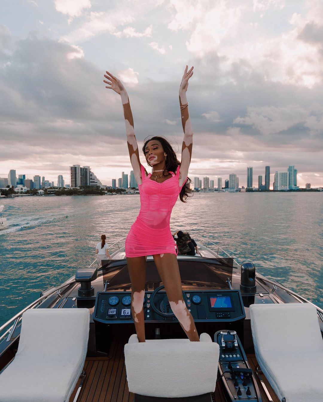 В яскраво-рожевому міні на яхті: Вінні Харлоу "запалює" з друзями в Майамі