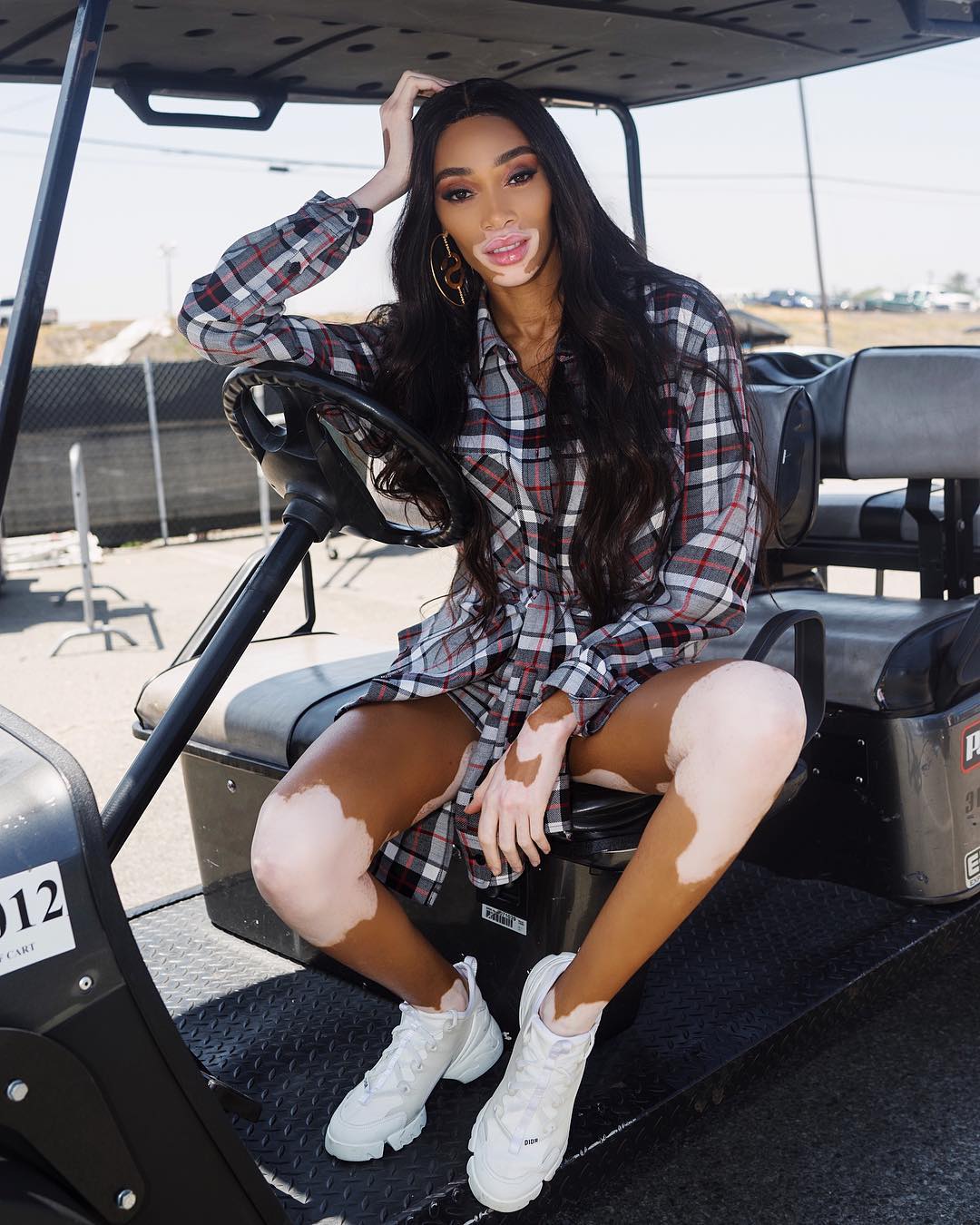 Голубая мечта: Винни Харлоу показала стройное тело в оригинальном бикини