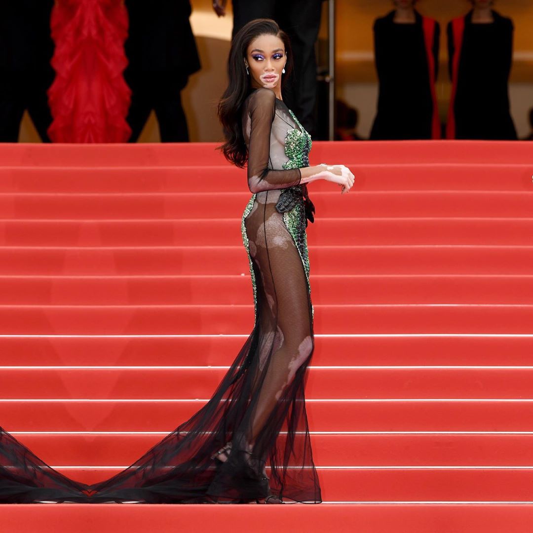 Опасна, и это прекрасно: Винни Харлоу блистает в Каннах в "голом" платье с крокодилом