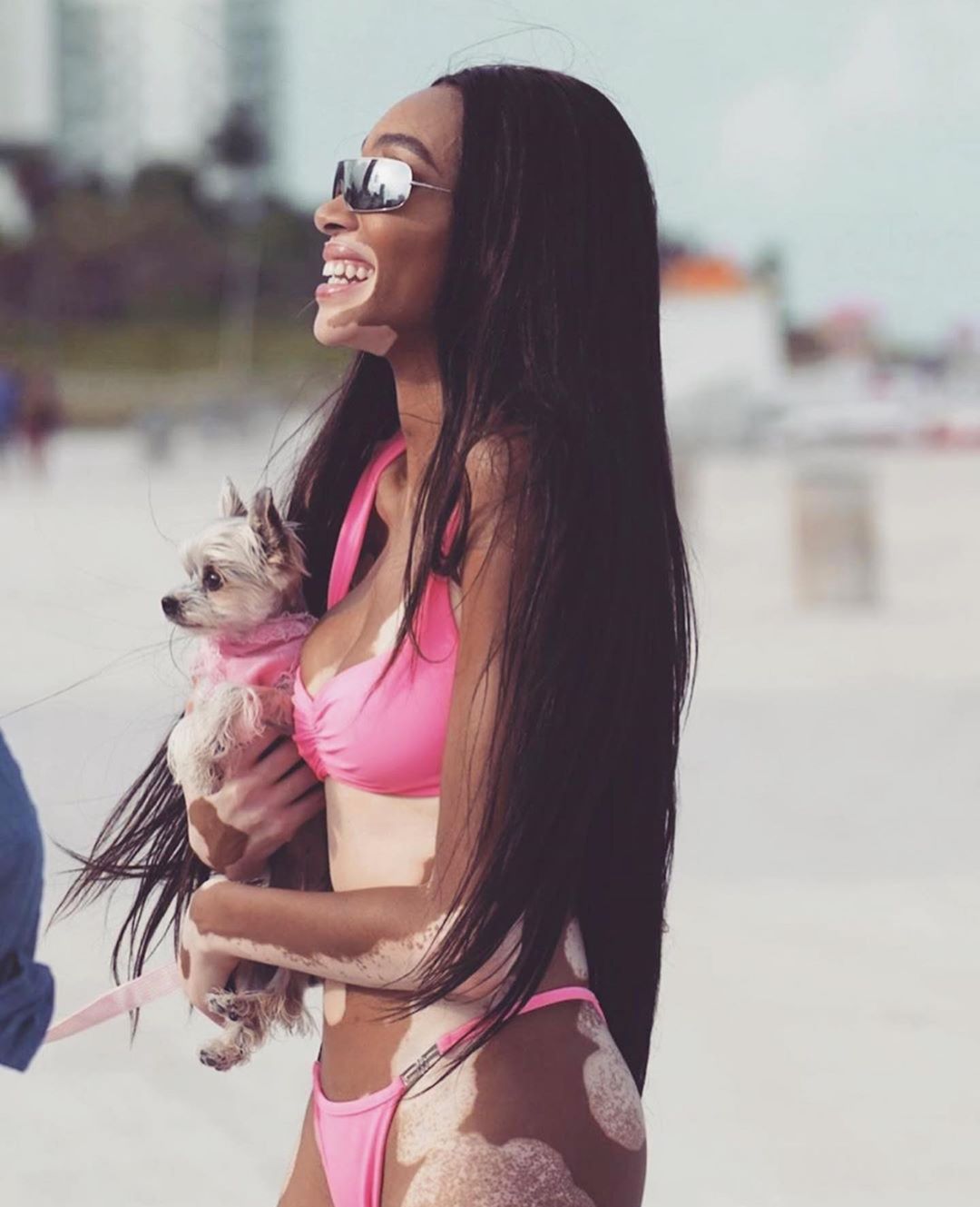 Голубая мечта: Винни Харлоу показала стройное тело в оригинальном бикини