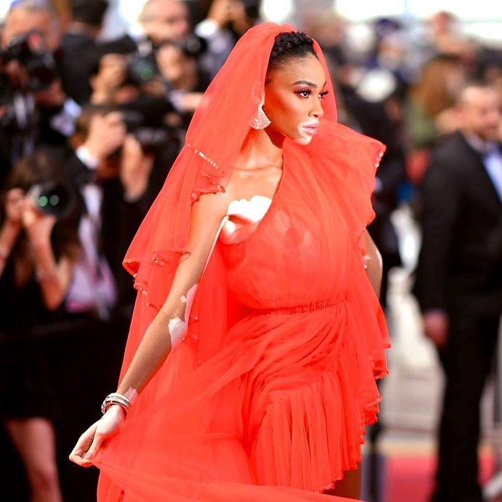 Опасна, и это прекрасно: Винни Харлоу блистает в Каннах в "голом" платье с крокодилом