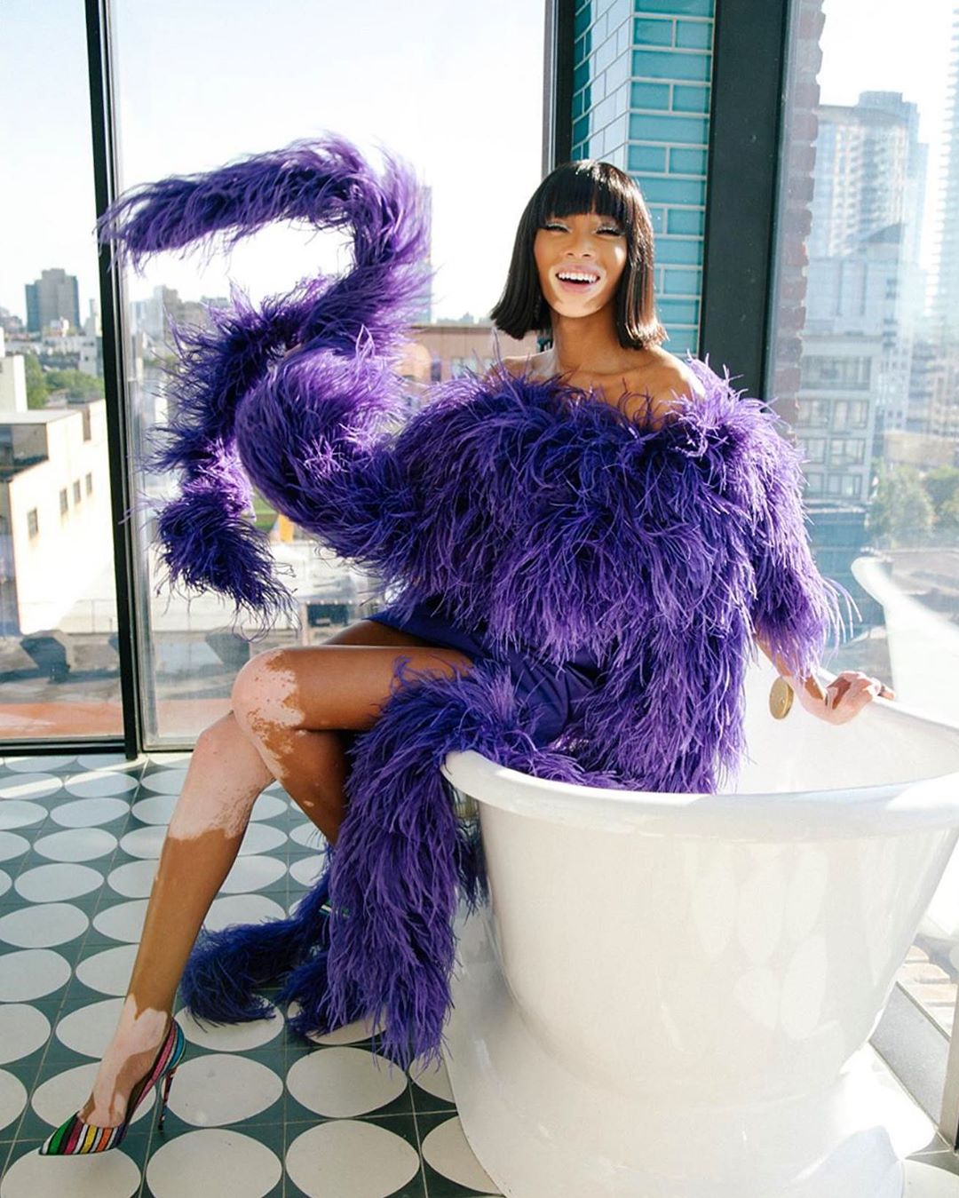 В пурпурном платье с перьями и парике: Винни Харлоу восхитила ярким образом и стройными ногами