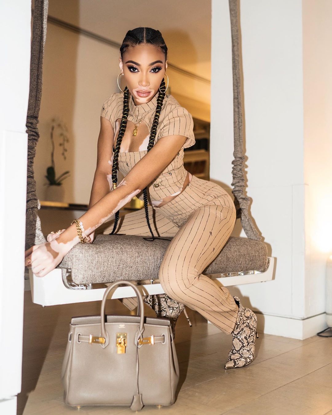 Икона стиля: Винни Харлоу демонстрирует идеальную фигуру в наряде трендового оттенка