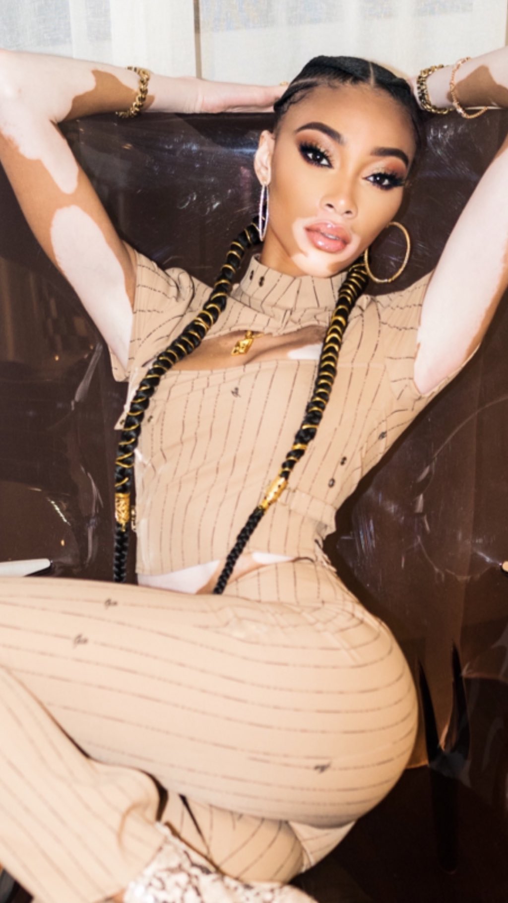 Икона стиля: Винни Харлоу демонстрирует идеальную фигуру в наряде трендового оттенка