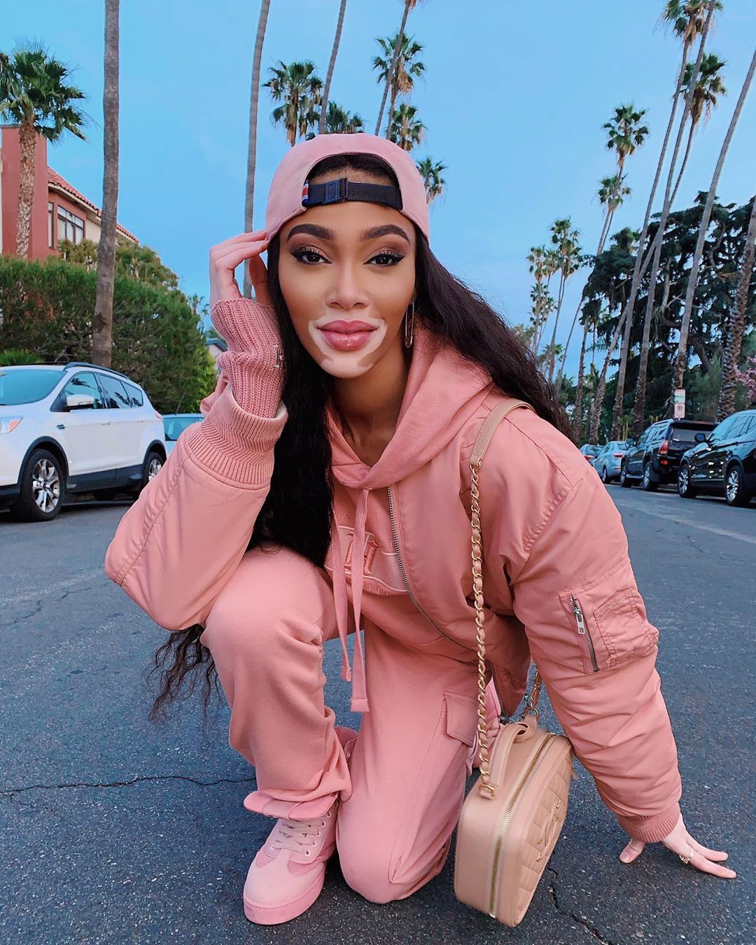 Стильний total pink: Вінні Харлоу демонструє наймодніше вбрання сезону