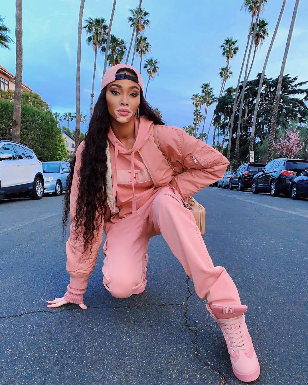 Стильний total pink: Вінні Харлоу демонструє наймодніше вбрання сезону