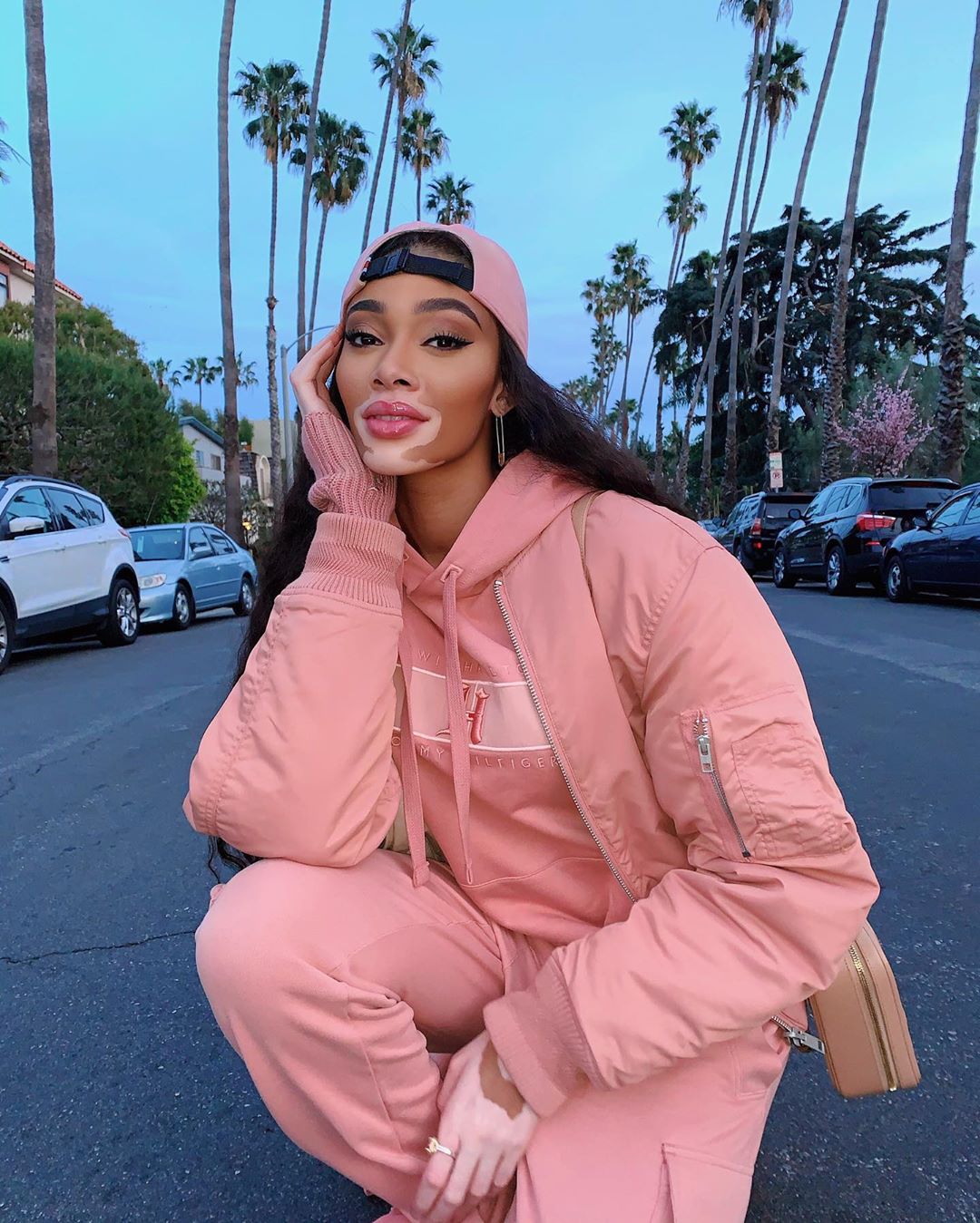 Стильний total pink: Вінні Харлоу демонструє наймодніше вбрання сезону